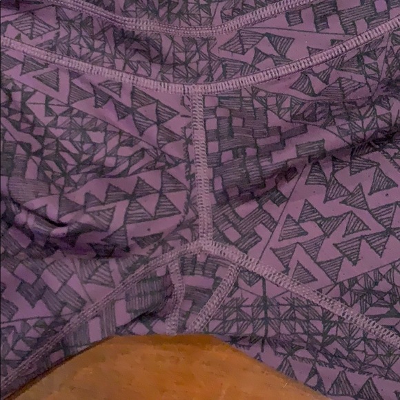 Lucy purple geometric patterned Capri leggings - Picture 2 of 4
